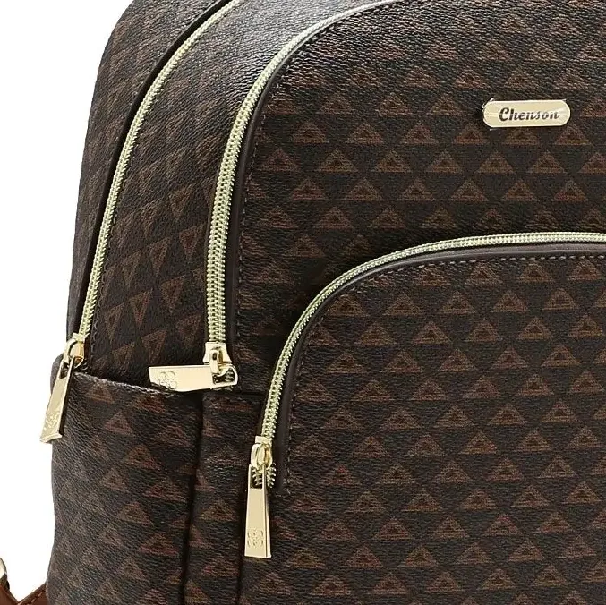 Detalhes frontais da mochila feminina Chenson em PU com zíperes dourados